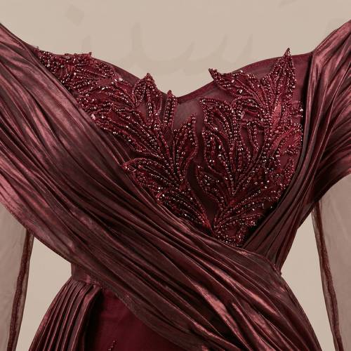 فستان سهرة عنابي طويل مطرز ترتر وخرز بشال بليسيه وأكمام شفافة 