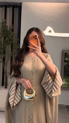 جلابية موستارد بتطريز ذهبي وأكمام مخططة