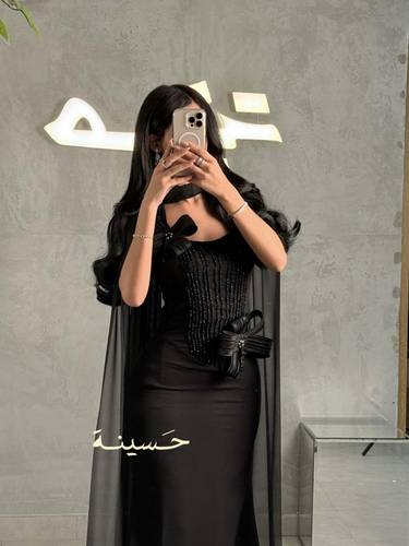 فستان أسود بتفاصيل مخملية ولمسات من الشيفون الفاخر