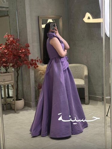 فستان بنفسجي أنيق بتفصيل لفّ ناعم