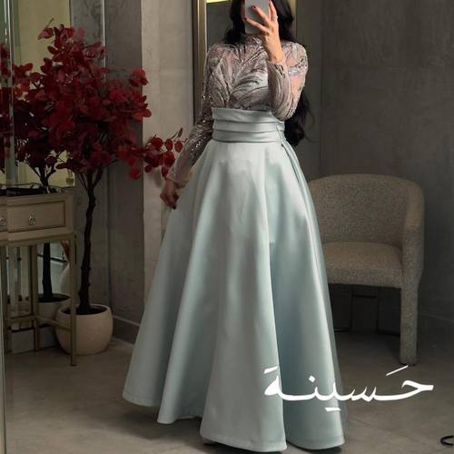 فستان سماوي أنيق بتصميم ملكي