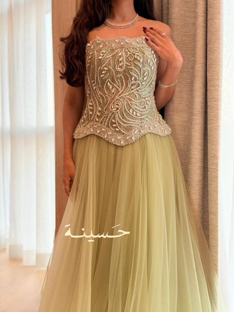 فستان سهرة راقٍ بتصميم كورسيه مطرّز