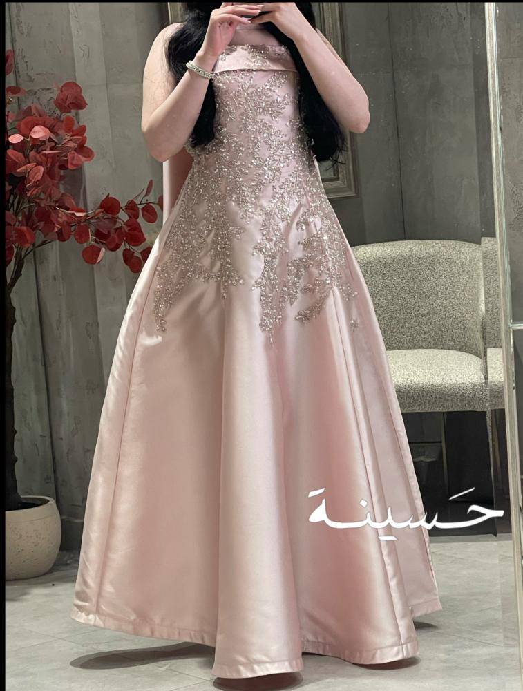 فستان وردي فاتح مطرّز بالخرز