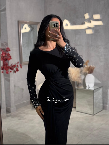 فستان أسود بقصة خصر مجمعة تبرز الجسم