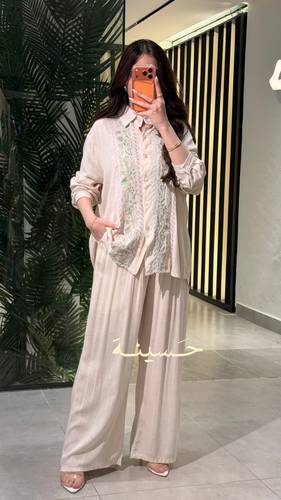 طقم كتان مطرّز بلون رملي