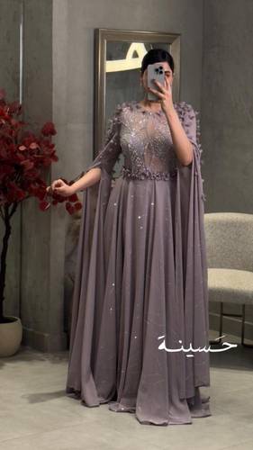 فستان موف مطرّز بكاب ملكي