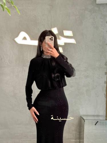فستان أسود راقٍ برقبة مرصعة