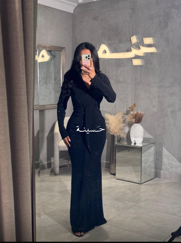 فستان أسود طويل بلمعة ناعمة