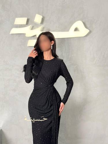 فستان سهرة أسود فخم بتصميم درابيّة ولمعة ناعمة