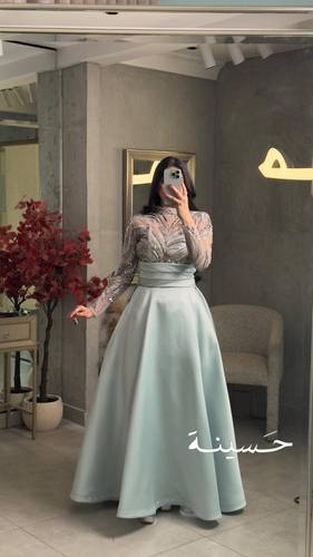 فستان سماوي أنيق بتصميم ملكي