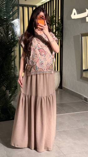 جلابية نسائية أنيقة بتصميم راقٍ