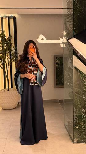 جلابية كحلي بتطريز هندسي وأكمام واسعة