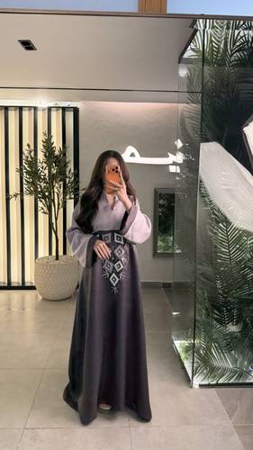 جلابية أنيقة بتصميم راقٍ يجمع بين الألوان الهادئة والتفاصيل الفخمة،