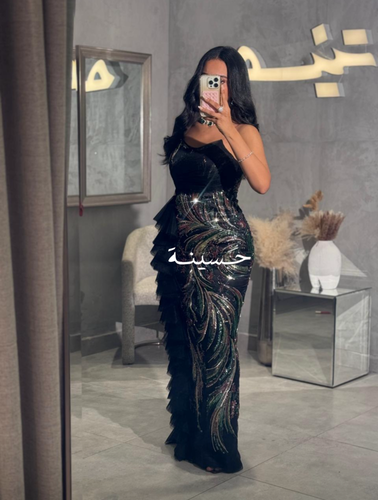 فستان سهرة أسود بجمالية جريئة ولمعة آسرة