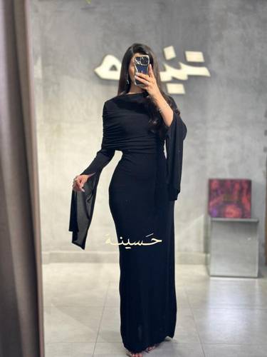 فستان أسود راقٍ بكمّ منسدل
