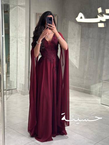 فستان ملكي عنابي بالكاب