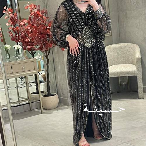 فستان أسود ترتر ذهبي بأكمام شفافة