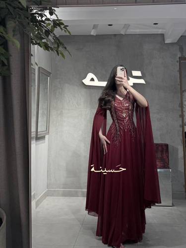 فستان شيفون عنّابي فاخر بتطريز ذهبي متدرج