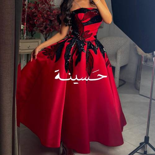 فستان أحمر ملكي بتطريز أسود لامع