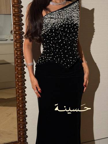 فستان أسود مخملي بقصة كتف واحد