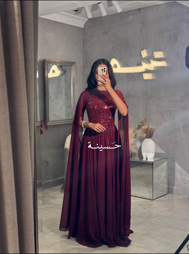 فستان كاب بلون خمري وتطريز لامع