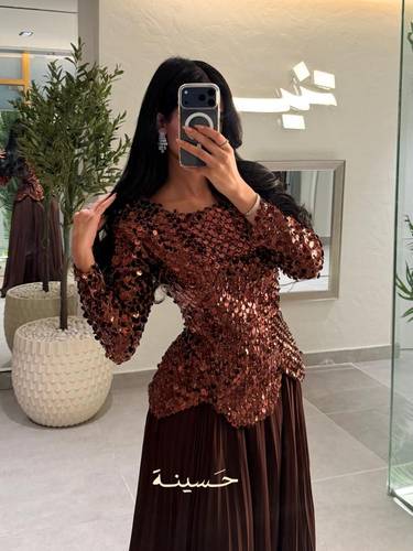 فستان سهرة بني مطرّز بلمعة نحاسية