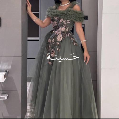 فستان زيتي ملكي بأكتاف منفوشة وتطريز لامع