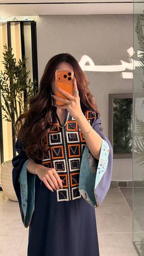 جلابية كحلي بتطريز هندسي وأكمام واسعة