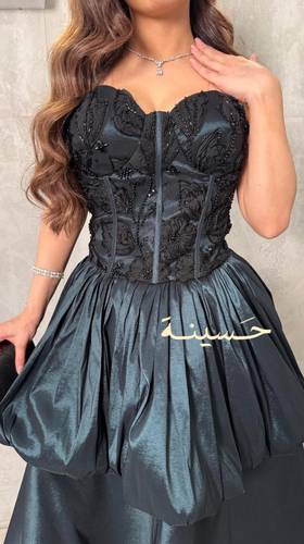 طقم أسود آسر بتصميم كورسيه مطرّز يدويًا
