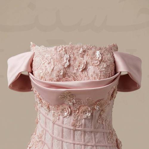 فستان سهرة وردي ناعم بتصميم كورسيه وتفاصيل دانتيل