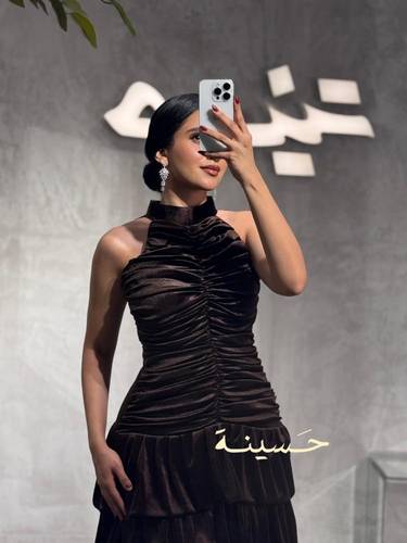فستان مخملي بدرابيه أمامي وطبقات متدرجة