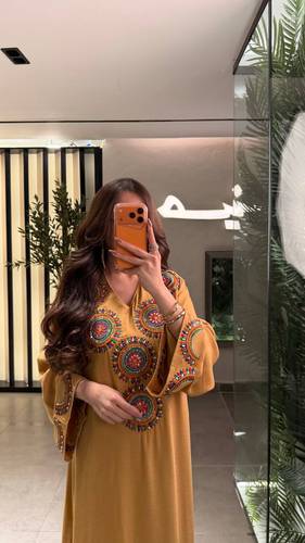 جلابية تراثية مطرزة بلمسة عصرية