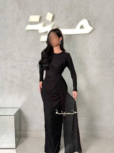 فستان سهرة أسود فخم بتصميم درابيّة ولمعة ناعمة