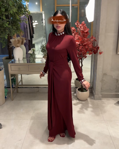 فستان خمري بزينة رقبة