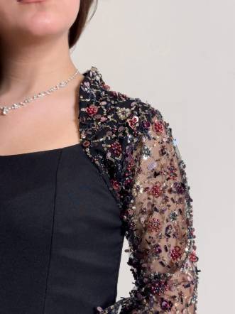 فستان سهرة أسود ناعم بقصة منسدلة