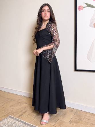 فستان سهرة أسود ناعم بقصة منسدلة