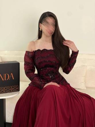 طقم سهرة فاخر بلون عنابي ملكي، 