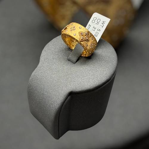 Roberto Queen Carat .21 Ring