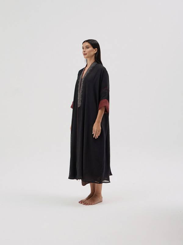 Black Linen Abaya Hand-Embroidered With Qaitan