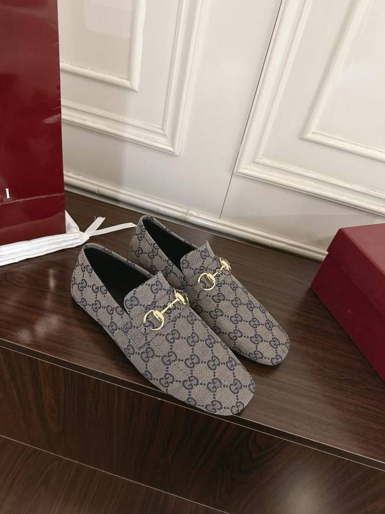 Gucci flat gray