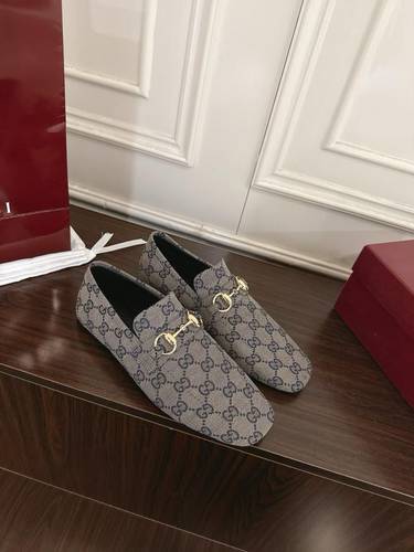 Gucci flat gray