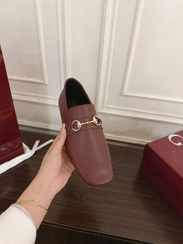 Gucci flat brown leather
