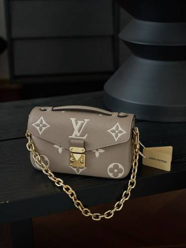 Louis Vuitton Pochette Métis East West bag