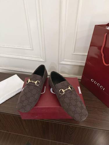 Gucci flat brown
