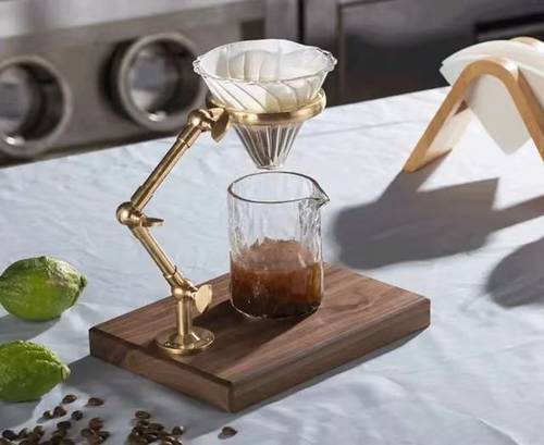 حامل قمع  V60 ذهبي بقاعدة خشب 