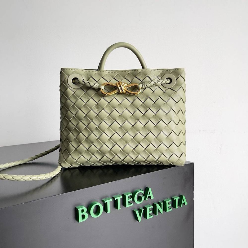 Bottega Andiamo size 32cm
