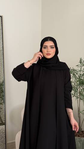 عباية ساده بفستان مشبوك