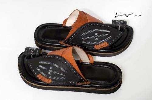 حذاء تطريز اسود