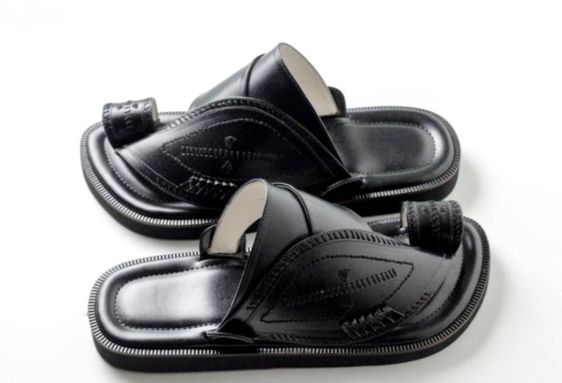 حذاء اسود تطريز