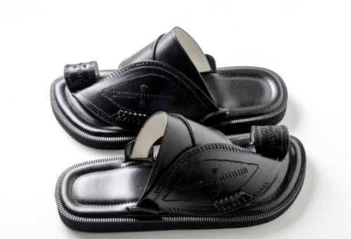 حذاء اسود تطريز